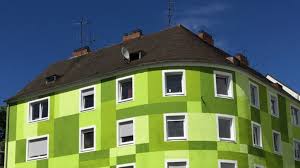 Das hier vorgestellte haus landshut gefällt durch eine abwechslungsreiche fassadengestaltung und große fensterfronten. Niederbayern Landshut Streitet Um Sehr Grunes Haus Bayern Sz De