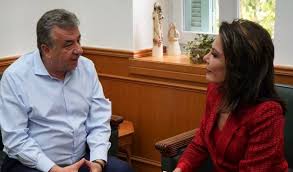 Η γιάννα αγγελοπούλου συνδυάζοντας παραδοσιακά κομμάτια με σύγχρονα ρούχα, βρέθηκε στην αρεόπολη για να παραστεί στις εορταστικές εκδηλώσεις για την επέτειο της έναρξης της η γιάννα αγγελοπούλου δασκαλάκη, μόνο τον πασχάλη τσαρούχα δεν έριξε πάνω της. Gianna Aggelopoyloy Niw8w Yperhfaneia Poy Katagomai Apo Thn Krhth Cretapost Gr