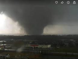 A tornádó emberéleteket is követelt, de az áldozatok számát egyelőre nem tudni pontosan. Tornado Dontott Romba Egy Amerikai Varost