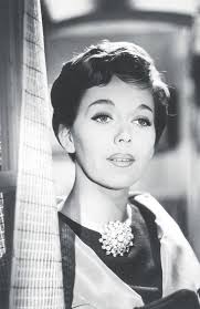 Když jiřina jirásková (†81) odkázala svou polovinu domu v malenicích hospodyni janě svítivé (63), popudila tím dědice druhé části domu zdeňka podskalského (62). Jirina Jiraskova Celebrities Actors Fashion