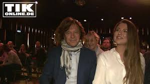 Joedy ist der spitzname von joelina drews und nun auch ihr künstlername. Jurgen Drews Kusst Tochter Joelina So Schlecht Stand Es Um Ihn Tikonline De