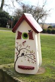 Ein Highlight Fur Jeden Garten Dieser Nistkasten Wurde Aus Dickem Fichtenholz Gefertigt Mit Hochwertigen Acry Nistkasten Diy Vogelhaus Vogelhaus Bemalen