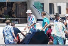 Her outfit included a multicolored watercolor shirt for £ 695, swim shorts worth £ 590, a monogrammed bob for £ 545 and mules for £ 420. Bild Exklusiv Erling Haaland Feiert Auf Einer Yacht In Mykonos Im 2 250 Louis Vuitton Outfit Aktuelle Boulevard Nachrichten Und Fotogalerien Zu Stars Sternchen