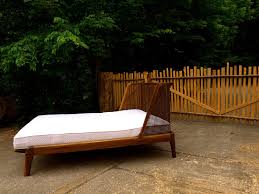 Bett Mit Einem Kopfteil Aus Wiener Geflecht Rattan Bett Schlafzimmer Polsterbett