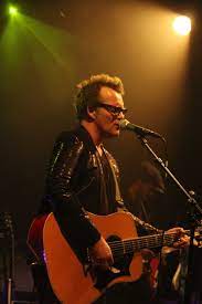 Axel bauer went on to sign a contract with emi and became the first french artist to be housed in london by the record label. Datei Axel Bauer En Concert Jpg Wikipedia