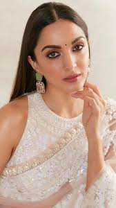 मिनिमल मेकअप में कियारा आडवाणी के वेस्टर्न लुक्स हैं कमाल