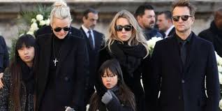 Depuis le 17 septembre dernier se tient le procès de l'assassinat d'hélène pastor, riche femme d'affaires et tante d'alexandra pastor, la femme de david hallyday. Johnny Hallyday Sa Fille Laura Smet Et Son Fils David Contestent Le Testament