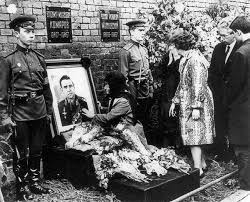 Vladimir mikhaylovich komarov , (born march 16, 1927, moscow , russia , u.s.s.r.—died april 24, 1967, kazakhstan), soviet cosmonaut , the first man known to have died during a space mission. The Terrible Fate Of Vladimir Komarov And The Lost Cosmonauts By Campfire Stories Astonishing History Apr 2021 Medium