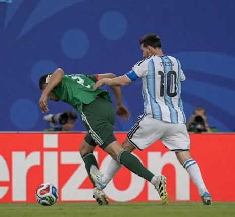Le geste de Messi sur Aïssa Mandi 🇩🇿 fait débat 😬 L'arbitre aurait-il dû  sortir le rouge ? 🟥 🤔