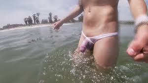 J’ai une bite sexy et je pense que les gens doivent le savoir alors je  porte un string voir à travers une plage publique