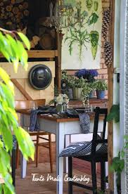 Gedeckter Tisch Im Uberdachten Sitzplatz Sitzplatz Im Garten Gartensitzplatz Holzschuppen Tischdekoration S In 2020 Sitzplatz Im Garten Gartensitzplatz Sommerdeko