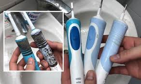 Hướng dẫn vệ sinh bàn chải đánh răng điện bị mốc và cách bảo quản