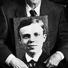 German WW1 veteran Hans Lange holding a picture of his 19 year old self  ,taken in 1918, in 1998. he died in 1999. : r/lastimages