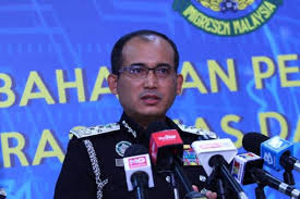 Ku mohon komentar dari kalian smua, karena komentar kalian adalah smangat buatku untuk berkarya lagi. Pasangan Anak Warganegara Dibenar Masuk Malaysia