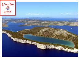 Nacionalni park kornati unatoč naizgled pustom okolišu sadrži bogat biljni i životinjski svijet, pogotovo u podmorju gdje je zabilježeno oko 850 vrsta životinja među kojima je i dobri dupin. Np Kornati Kornati National Park National Parks Dalmatian Coast