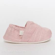 handmade tom style baby crib shoes in a pale pink by