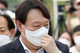 장성철 공감과논쟁센터소장이 19일 윤석열 전 검찰총장의 처가 의혹이 정리된 파일을 입수했다고 밝혔다. 2olrvii8devh6m