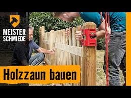 Einen zaun für den privaten garten zu bauen ist nicht besonders schwer, mit einigen vorkenntnissen im schreinern und handwerken geht diese arbeit gartenzäune können sowohl aus metall, als auch aus holz angefertigt werden. Holzzaun Bauen Anleitung Von Hornbach