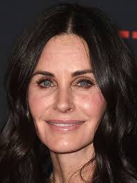 Lisa kudrow and courteney cox arquette team up to raise research funds. Courteney Cox Just Debuted Shaggy Bangs For Fall See The Photos Allure