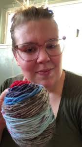 It’s a light weight yarn but my machine seems to jam. #help #sentro  #handcrafted #custom #knittingmachine #knit #caroncupcakes #explainthis  #maker