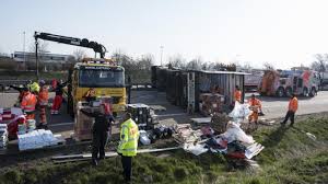 Er krachte mit seinem lkw in den schilderwagen und das baustellenfahrzeug. Todlicher Unfall Auf A4 Lkw Rast In Stau Ende Trucker Zu Tode Gequetscht News De