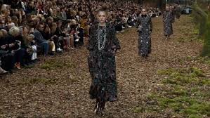 Son nom officiel est amanda tapp 2, 4.dans sa biographie promotionnelle, elle dit être née au viêt nam en 1950 5, mais elle s'est aussi présentée dans ses livres et dans ses entretiens avec la presse comme ressortissante française ou comme citoyenne du. Caroline De Maigret Fashionnetwork Com Worldwide