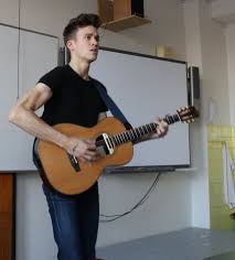 Albert černý je zpěvák skupiny lake malawi, se kterou nás hodlá v květnu reprezentovat na eurovision song. Albert Cerny Frontman Charlie Straight Anglicky Prednasel Studentum Gymnazium Pardubice Www Gypce Cz