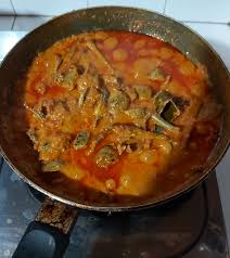 Dalam wajan masukkan cabe yg sudah di blender & gula jawa, masak dengan api kecil sampai tanak (keluar minyak) bumbui dengan gula pasir, garam & kaldu. Samba Lado Tanak
