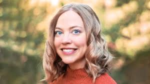 Kelly Deering's Instagram, Twitter & Facebook