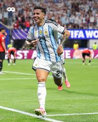 Virada hist&oacute;rica! A Argentina venceu o Egito por 3 a 2 nas oitavas de final da Copa do Mundo ap&oacute;s buscar um placar que parecia imposs&iacute;vel. A sele&ccedil;&atilde;o perdia por 2 a