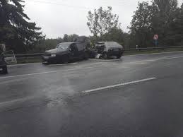 Při srážce tří osobních aut na silnici z ostrova na karlovy vary se vážně zranily tři osoby. Karlovy Vary Vcerejsi Tragicka Nehoda Zpravy Karlovarsky Kraj Regionzapad Cz