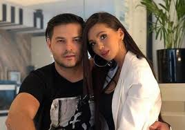 Bogdan călin a impresionat juraţii de la iumor cu o serie de glumiţe citite de pe telefonul mobil. Liviu Varciu È™i Anda CÄƒlin Prima VacanÈ›Äƒ In Patru Cum S A AfiÈ™at Cu Intreaga Familie Foto Spynews Ro