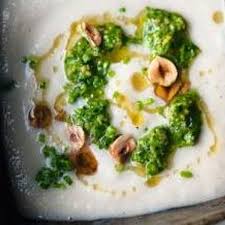 Jerusalem Artichoke Soup With Hazelnut And Spinach Pesto The Happy Foodie Recept Vegetarische Recepten Voorgerechten Voeding