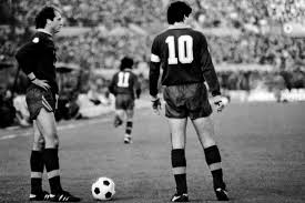 Ondanks zijn goalscoring dapperheid, roma had twee prachtige playmakers, in di bartolomei en de braziliaanse falcão. Un Ago Nel Cuore Quattro Tre Tre