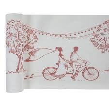 Selon la longueur de votre table, étalez une bande de toile à sac d'environ 60 cm de largeur, en laissant dépasser de 60 cm de part et d'autre pour un effet plus. Chemin De Table Mariage Original Et Champetre Decor Guinguette Chic