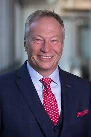 Transitioning Red Hat's global sales and services leadership