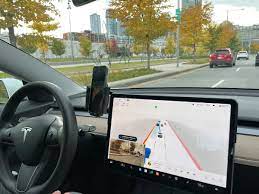 Mixed messaging': Drivers using Tesla's Autopilot spend less time looking  at road, study shows - The Globe and Mail