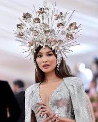 Gemma Chan Her Hands Detail Omg Just Loved It Gemma Chan Met Gala Hand Art