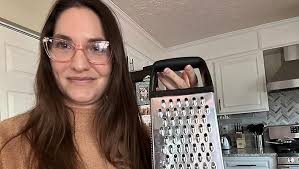 Amazon.com: Urbanstrive Cheese Grater With Container, Professional Cheese  Grater with Handle, Stainless Steel Graters for Kitchen Handheld, Box  Grater with 4 Sides for Vegetables, Ginger, Potatoes (Mint Green): Home &  Kitchen