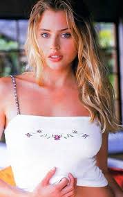 La bella actriz Estela Warren, que nos encantó en las películas "Driven"  (2001) y "El Planeta de Los Simios" (2001).