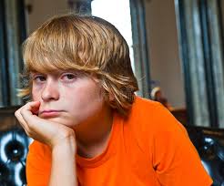 Teens & ya · kids. Teenager Junge Sitzt Auf Einem Hocker Stockfoto Bild Von Jugendlicher Puberty 154859672