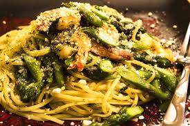 Spaghetti Mit Grunem Spargel Und Garnelen Gruner Spargel Kalorienarmes Essen Spargel