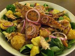 Je fais rarement des salades de pommes de terre, mais je dois bien reconnaître que préparée avec des pommes de terre nouvelles, énormément d'herbes fraîches, c'est délicieux. Salade De Pommes De Terre Grenaille Et Maquereau Fume Au Poivre Salade Pomme De Terre Maquereau Fume Pomme De Terre Grenaille