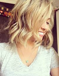 Idee Tendance Coupe Coiffure Femme 2017 2018 Coupe Carre Degrade Ondule Automne Hiver 2016 Le Carre Degrade Nos Idees Pour L Adopter Elle Vogue Tunisie Maroc Algerie Magazine Fashion Luxe Inspiration Et People Coupes de cheveux et modèles de coiffure … frange longue sur carré mi long dégradé par fabio salsa. idee tendance coupe coiffure femme