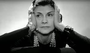 Chanel, la grande stilista che da semplice sartina liberò la femminilità  delle donne