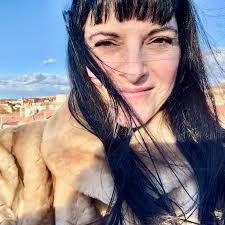 Elinor Lipman is the new EM Forster. Fight me