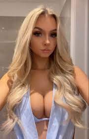 I have big boobs - my mom complains my tops are 'too revealing' but her  genetics made me this way | The US Sun