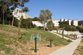 A sua densidade demográfica foi 7 129,8 hab/km². Loures Ambiente Parque Urbano Da Encosta De Santo Antonio Dos Cavaleiros