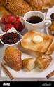 Le petit-d�jeuner avec croissants, pain grill�, confiture et ...
