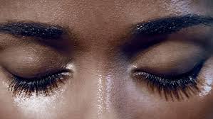 Juste ajouter un peu d'huile d'olive à vos paupières pendant la nuit vous aidera. Comment Stimuler La Pousse Des Cils Et Des Sourcils L Express Styles